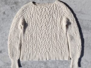 Caroline, a beautiful raglan sweater in Smooth Sartuul sheep by Eri