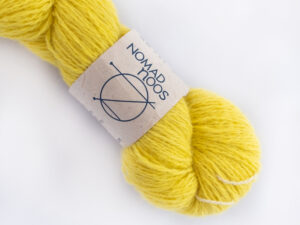 Flowers in your hair : 100% Smooth Sartuul Sheep Yarn (Light fingering),